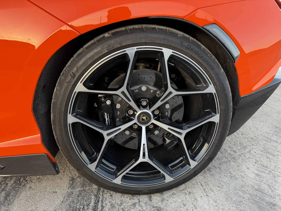 Lamborghini Revuelto